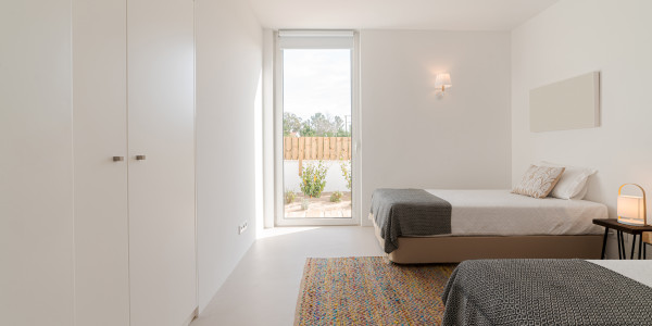 Comprar / Vender Casas Unifamiliares y Chalets en Avinyonet de Puigventós · con Mobiliario y Carpintería a Medida