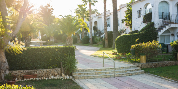 Compraventa de Inmuebles en Verges · Villas